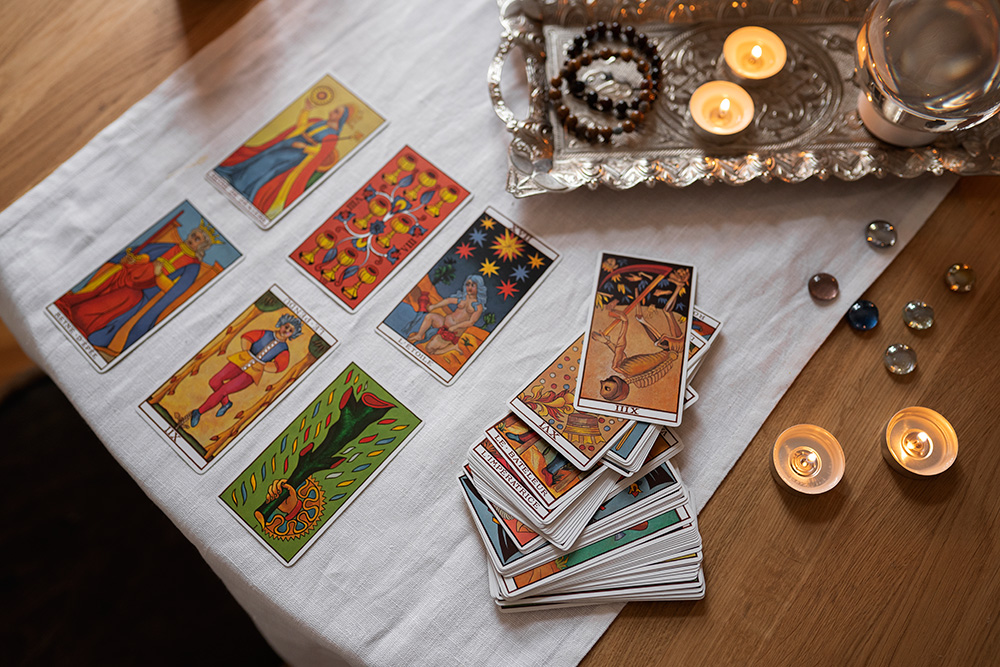 Tarot: A Jornada Espiritual nas Cartas do Destino